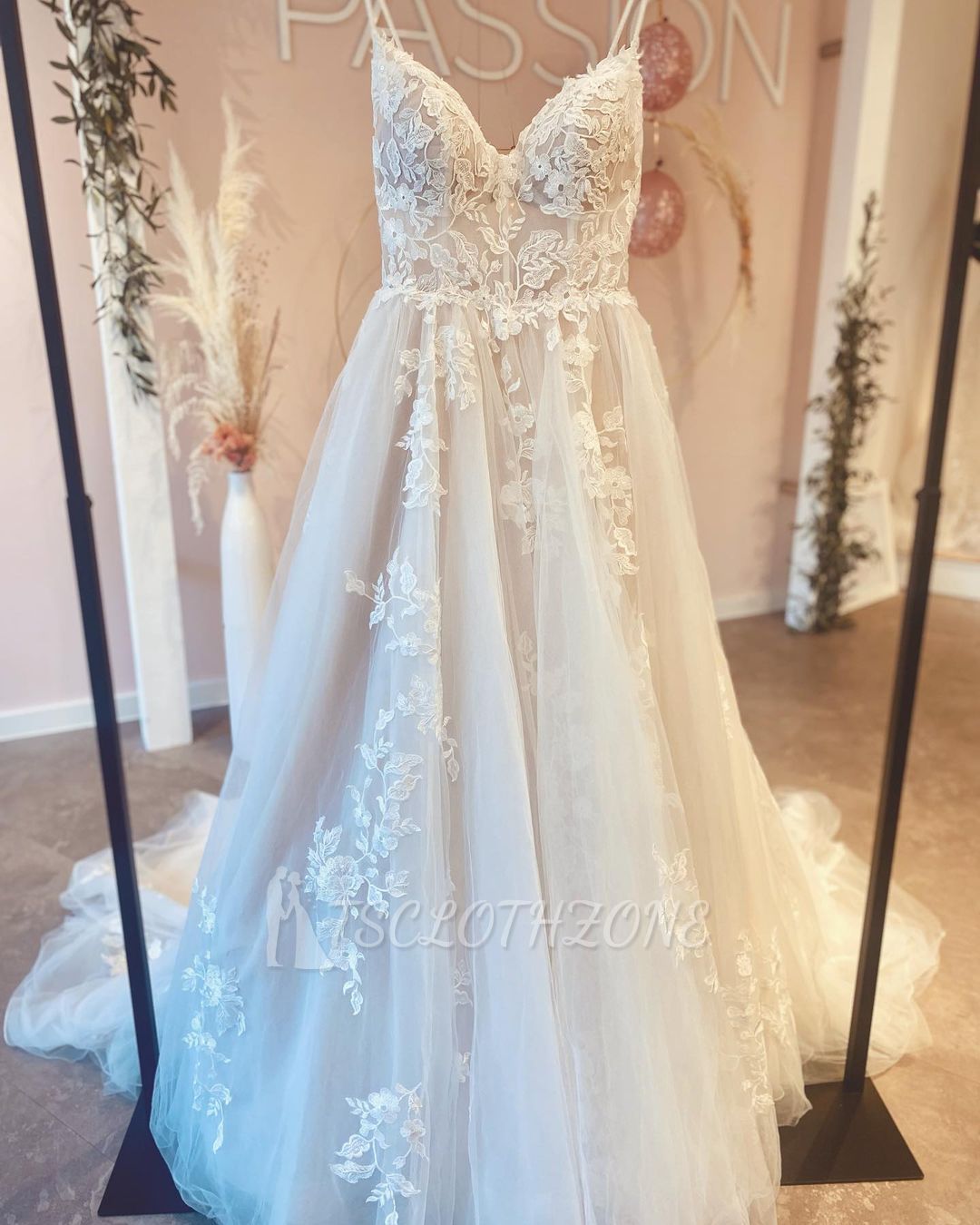Romantic Spaghetti Straps White Floral Tulle Wedding Dress Sleeveless Aline Floor Length Dress for Weddings