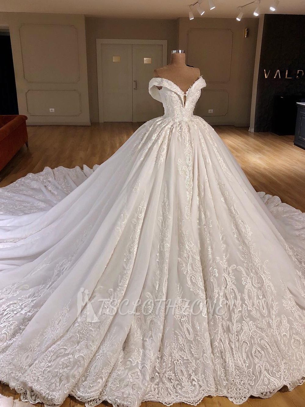 TsClothzone Gorgeous Off-the-shoulder V-neck Lace Wedding Dresses A-line White Ruffles Bridal Gowns With Appliques On Sale
