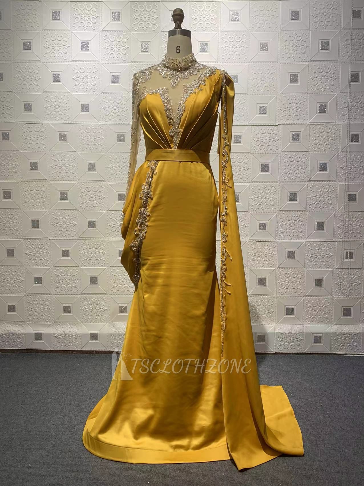 Luxuriöses Meerjungfrau-Abendkleid aus Goldsatin mit V-Ausschnitt, langen Ärmeln, Kristall-Silberapplikationen, Partykleid