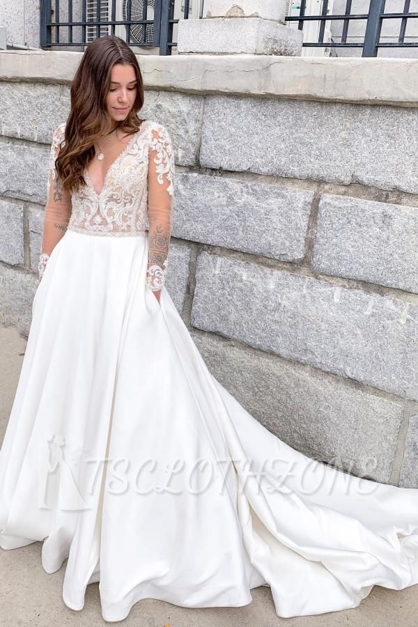 Romantisches Brautkleid aus weicher Spitze mit V-Ausschnitt und langen Ärmeln in A-Linie