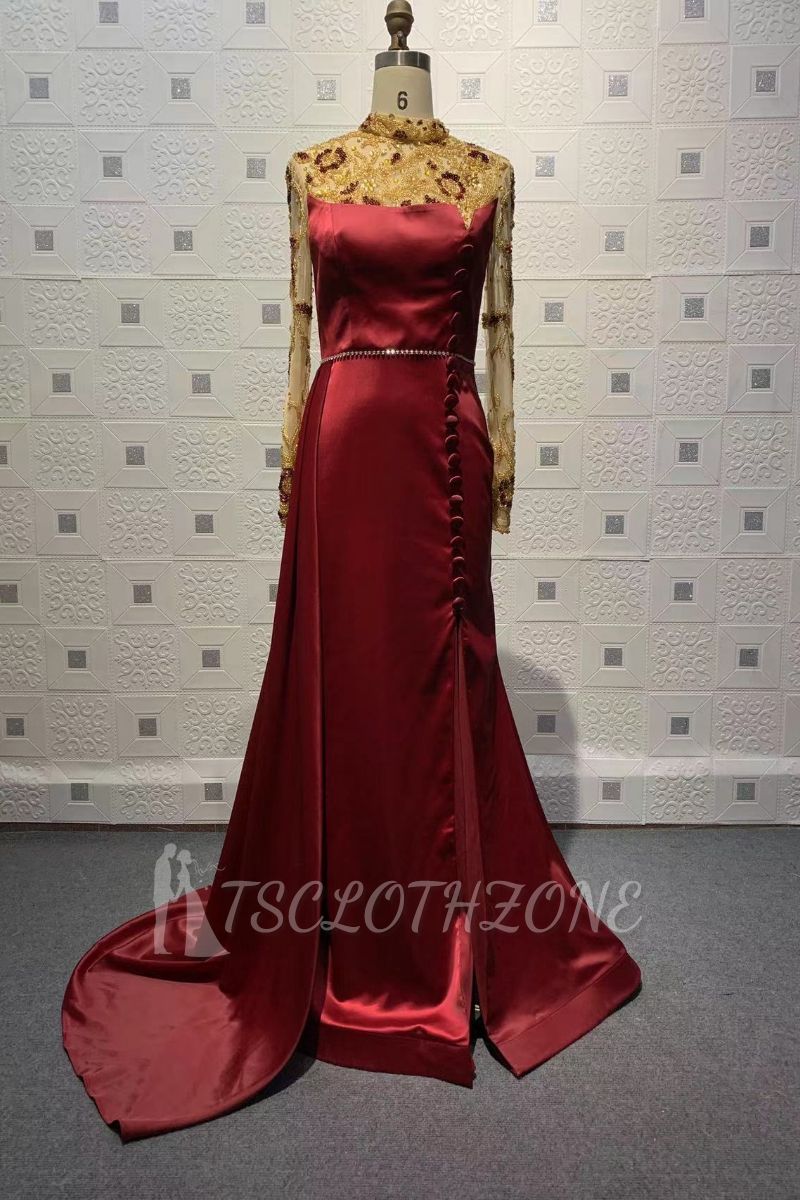 Luxuriöses, würdevolles, goldfarbenes, langärmliges rotes Abendkleid mit Blumenapplikationen