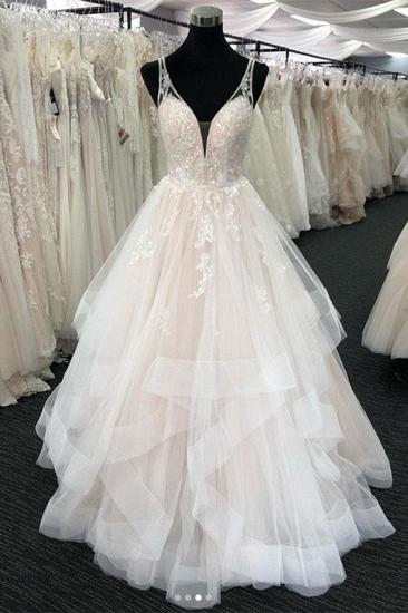 Langes, abgestuftes Brautkleid aus weißem Tüll mit V-Ausschnitt und offenem Rücken_1
