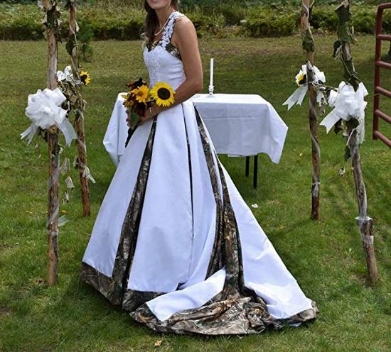 Traditionelles Ballkleid-Hochzeitskleid mit eckigem Ausschnitt und Hofschleppe_3