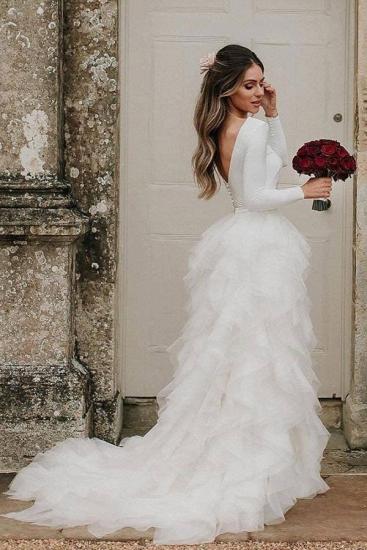 Langärmliges Brautkleid mit tiefem Rückenausschnitt, weißen Rüschen und Hofschleppe