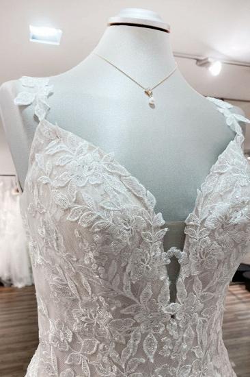 Romantisches Brautkleid mit tiefem V-Ausschnitt, Tüll und floraler Spitze, ärmelloses Aline-Kleid für die Hochzeit_6