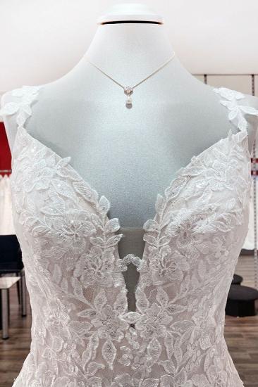 Romantisches Brautkleid mit tiefem V-Ausschnitt, Tüll und floraler Spitze, ärmelloses Aline-Kleid für die Hochzeit_5