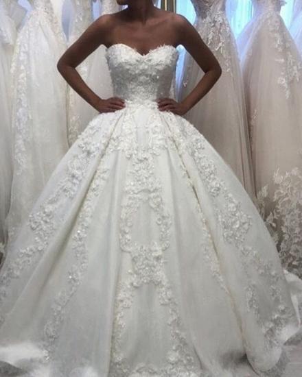 Romantic Sweetheart Sleeveless Wedding Gown with 3D Floral Appliques_3