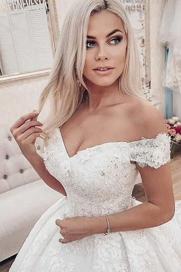 Wunderschönes schulterfreies Brautkleid mit weißen Spitzenapplikationen