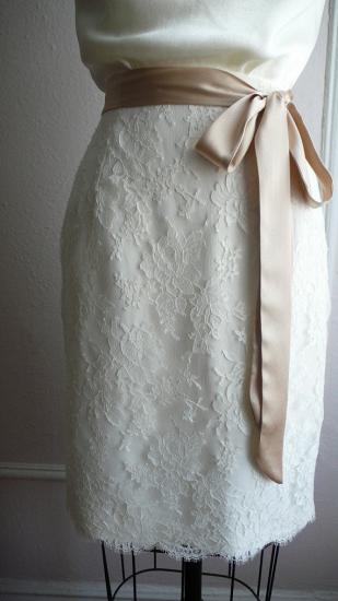 Weißes knielanges Hochzeitskleid mit Bowknot Günstiges Brautjungfernkleid in Übergröße_4