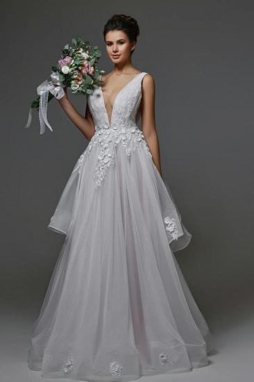 Einfaches Brautkleid aus Tüll mit tiefem V-Ausschnitt, ärmelloses Brautkleid mit Blumenspitze_1