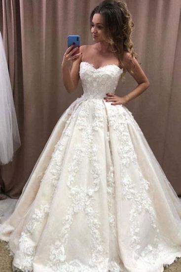 Romantic Sweetheart Sleeveless Wedding Gown with 3D Floral Appliques_2