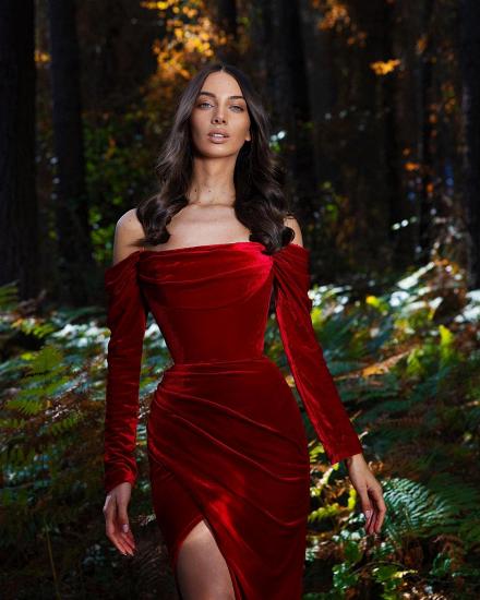 Glamouröses schulterfreies Abendkleid aus rotem Samt mit Seitenschlitzen_2