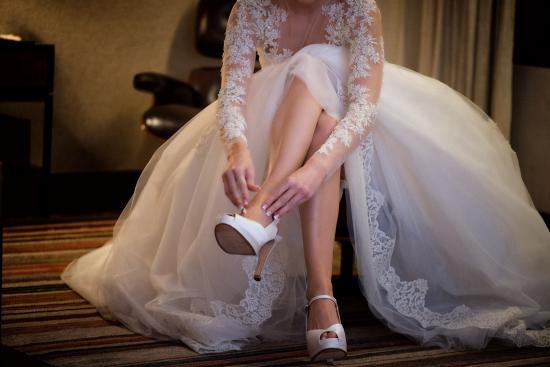 A-Line Elegant Long Sleeve Lace Bridal Gowns V-Neck Sweep Train Plus Size Wedding Dress_5