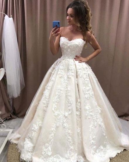 Romantic Sweetheart Sleeveless Wedding Gown with 3D Floral Appliques