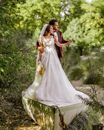Boho Brautkleid mit V-Ausschnitt aus Tüll und Spitze im Garten mit Blumenapplikationen_3